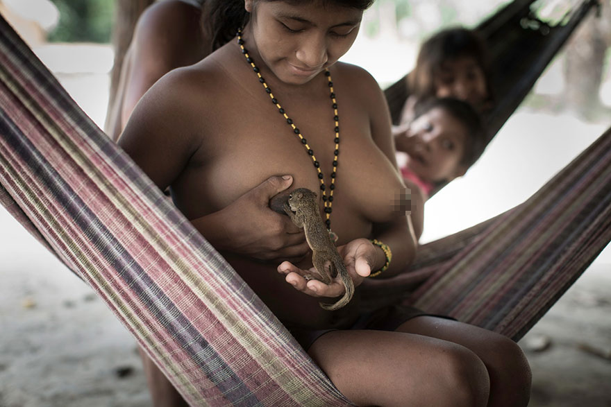 awa-amazon-tribe-breastfeeds-animals-61.